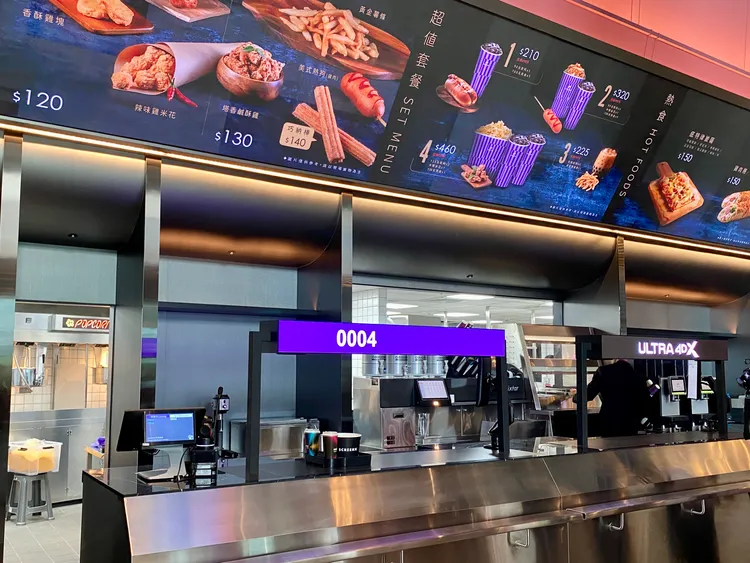 「大巨蛋秀泰影城」導入自動化設備可購票、購買餐點等。莊偉祺攝