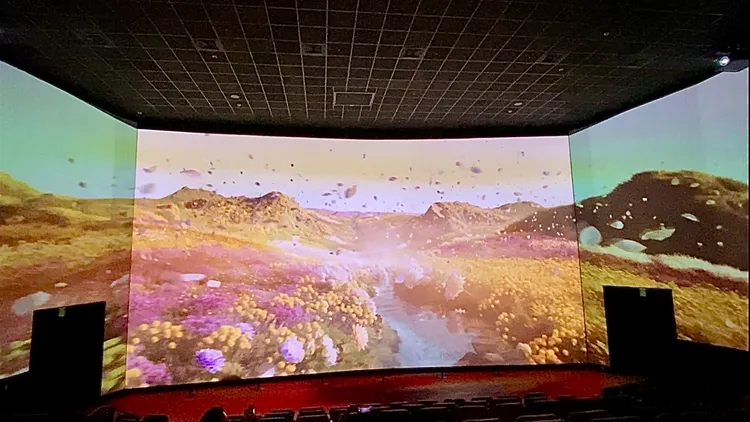 特殊影廳中身為北市最大的SCREENX影廳，一口氣將中央螢幕延伸為3面270度的全景螢幕。莊偉祺攝