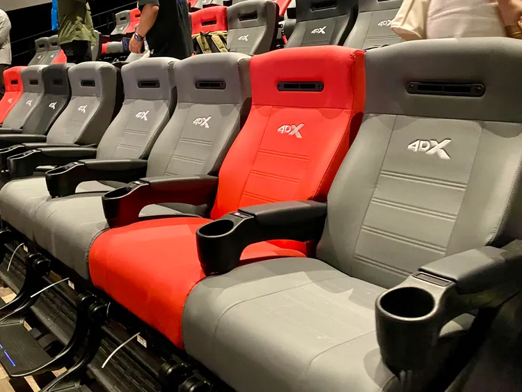 ULTRA 4DX影廳座椅搭配劇情會噴水、晃動。莊偉祺攝