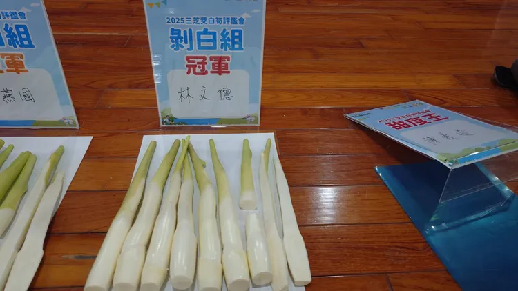 茭白筍評鑑由農友林文德勇奪剝白組冠軍。公所提供