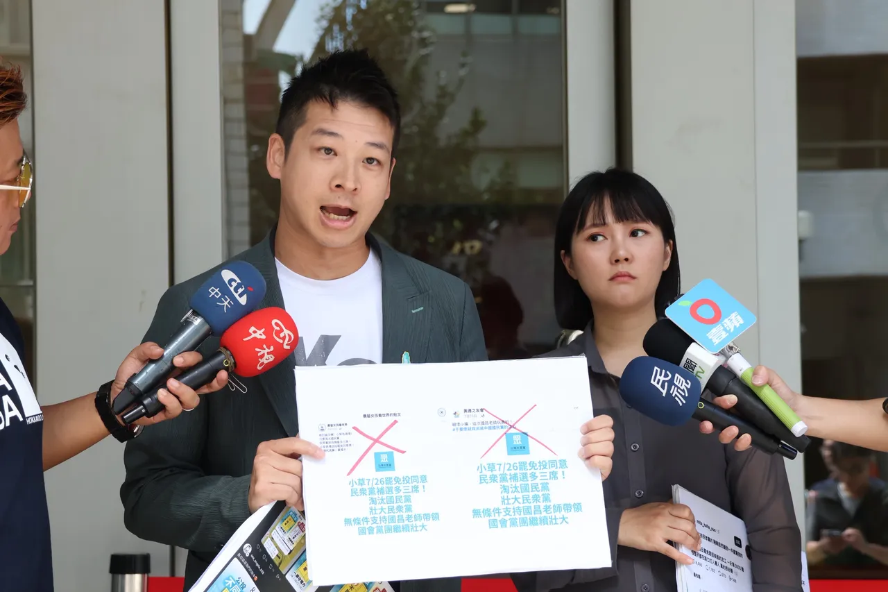 许甫(左)点名苗博雅收百万抖内,并称是「善意提醒」。资料照片/庄宗达摄