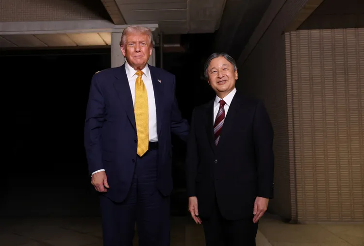 川普(左)今访日,先会晤德仁天皇。路透