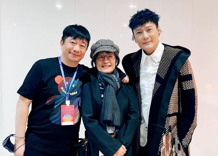 張信哲好聲音唱響全球　罕見同框媽媽喊：閩南語是我母語