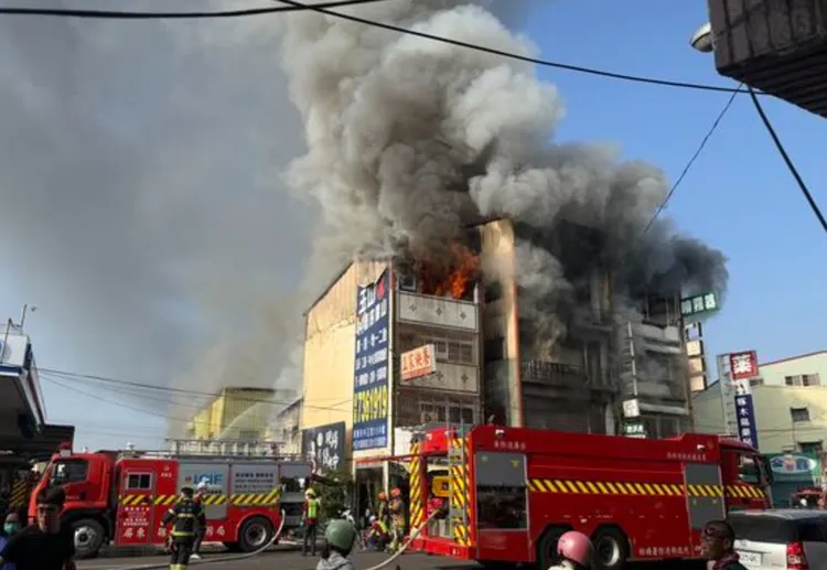 現場濃煙不斷冒出，又正值上班時間，交通一度大打結。民眾提供