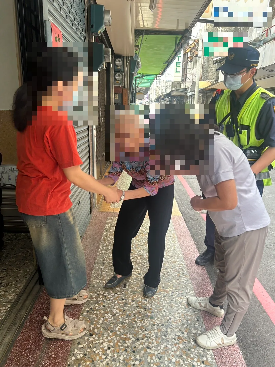 警方协助将阿嬷送返家。翻摄画面
