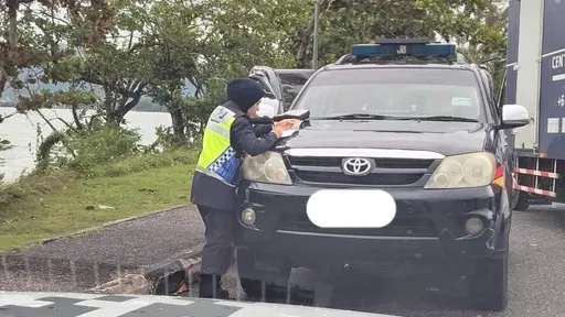 运将被开罚单竟因「上衣没衣领」 他傻眼:开车30年首次遇到