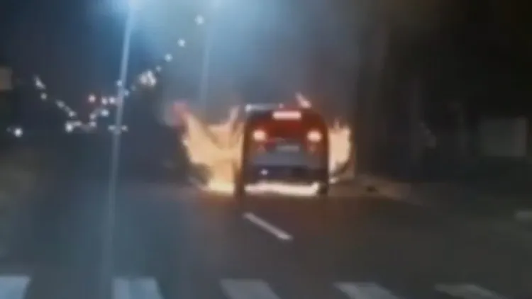 一辆理想汽车MEGA在行驶时突然火烧车。翻摄自X