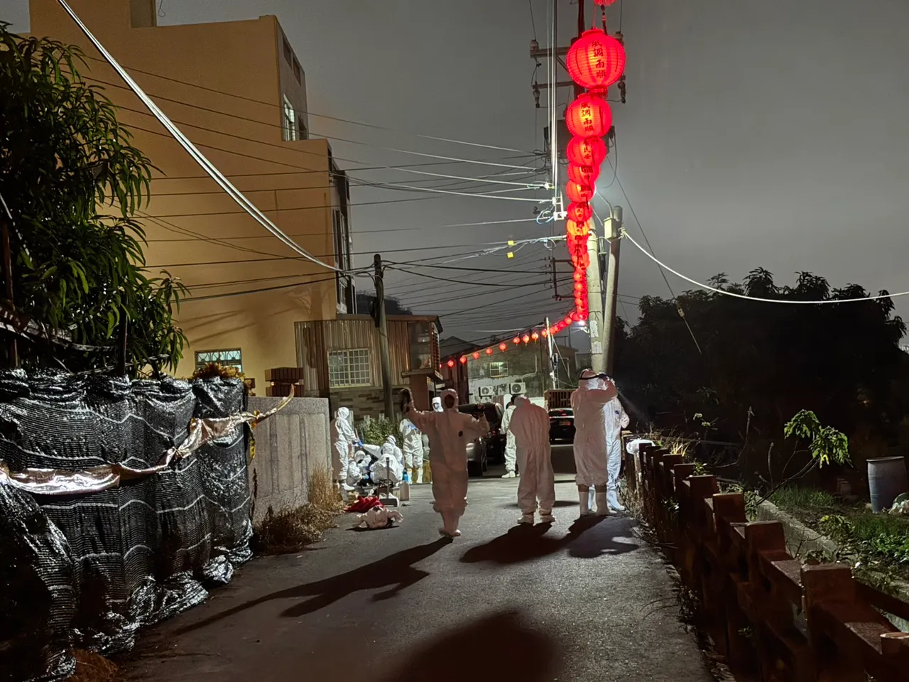 軍方與台中動保處合力在案例養豬場清消。市府提供