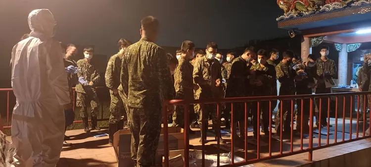 十軍團出動58砲指部及36化學兵群官兵投入養豬場清消任務。前進應變所提供