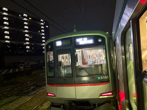 東京電車驚傳對撞出軌 恐影響100萬人通勤