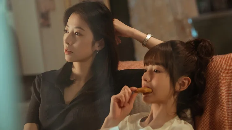 周雨彤（左）、田曦薇從情敵成為閨密。中天娛樂台提供