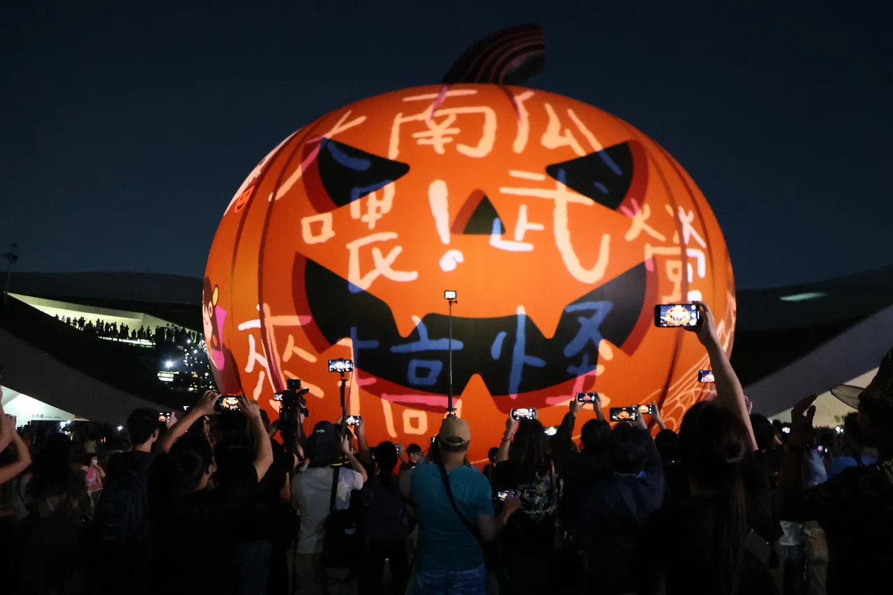 灯光秀一开场,在场民众拿起手机、相机拍摄。高市府提供