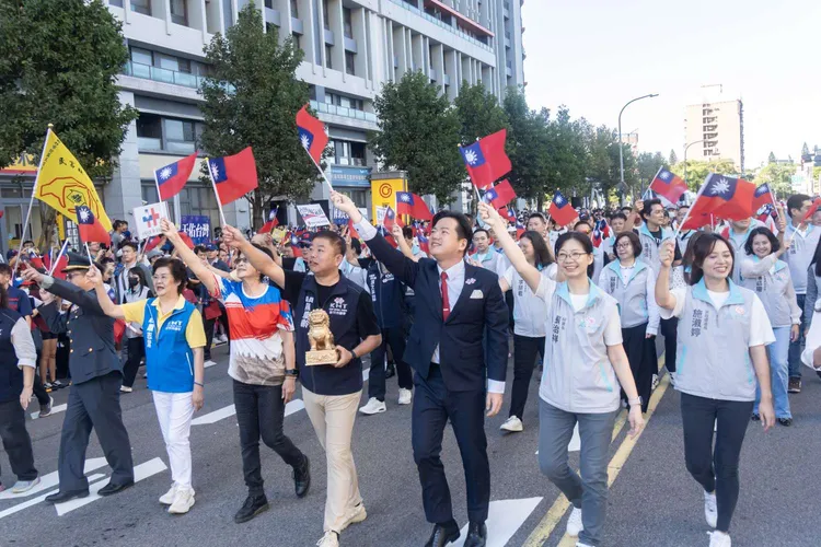 代理市長邱臣遠率領市府團隊共同慶祝中華民國生日。新竹市府提供