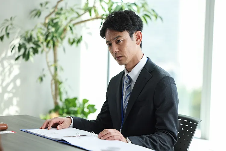 妻夫木聰飾演歷經挫折，最後在賽馬世界找回熱情的會計師。翻攝官方IG