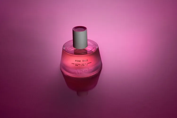 「PINK IRIS」以清新鳶尾花伴隨麻辣刺激的四川花椒、羅勒與柑橘，包裹在玫瑰與覆盆子葉的香氣中，展現優雅與永恆魅力。品牌提供