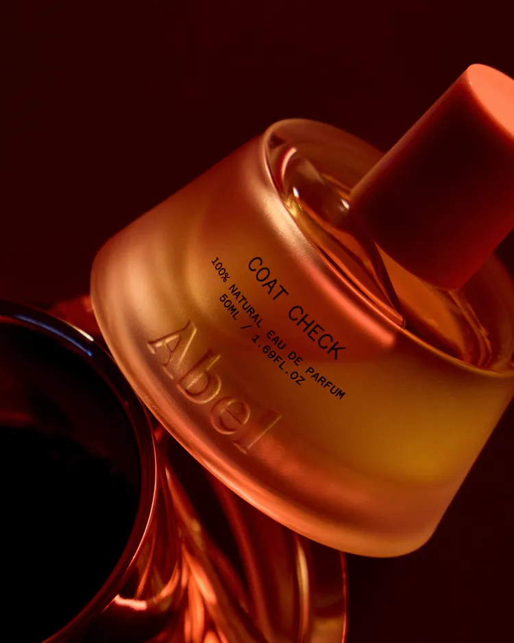 「COAT CHECK」由菸草邂逅黑醋栗與八角，濃郁、深沉、帶著煙燻氣息，留下一抹深沉而難忘的餘韻。品牌提供