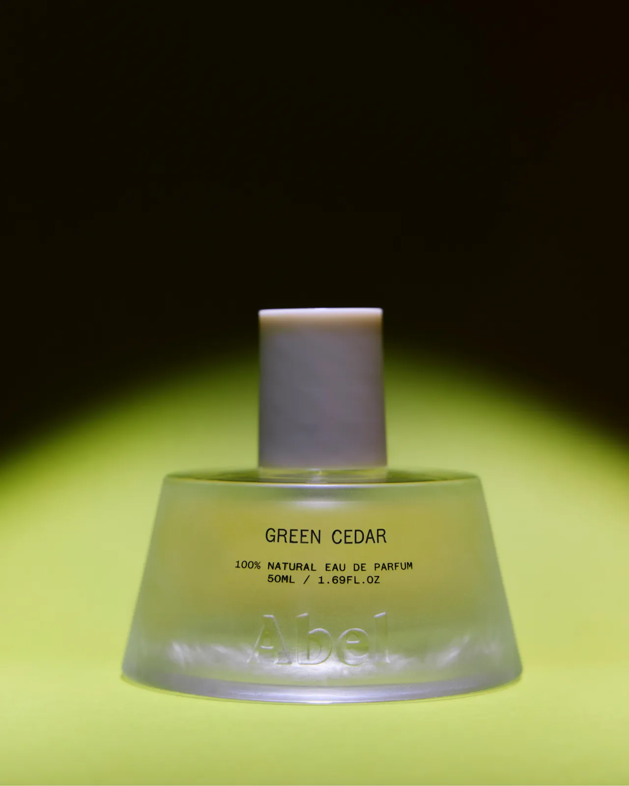 「GREEN CEDAR」将小荳蔻与柔滑的木兰花绽放出丰富气味。品牌提供,仿佛身处森林之中。品牌提供