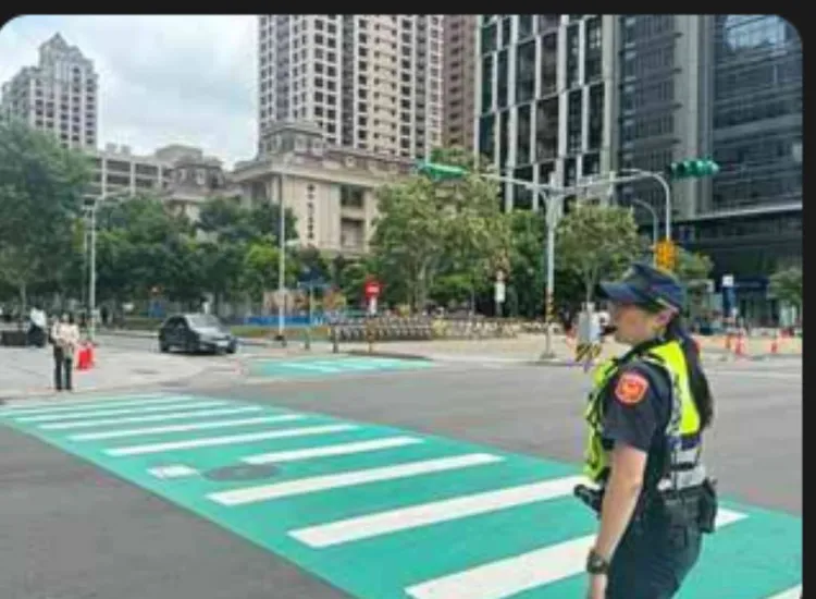 警方維持路口交通安全。警方提供