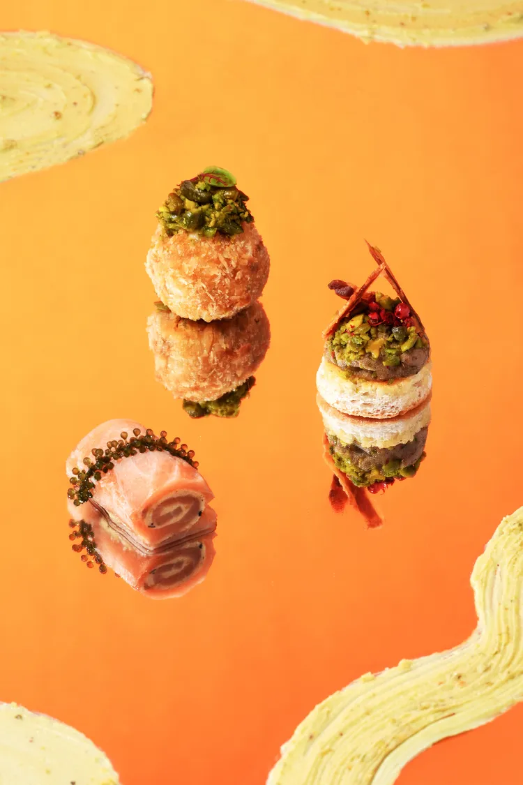 開心果的濃郁堅果風味與鹹食百搭，左起為「松露開心果奶酥燻鮭捲」、「酥炸墨西哥輕辣開心果奶油起司球」、「脆培根、巧克力開心果杏桃醬」。業者提供