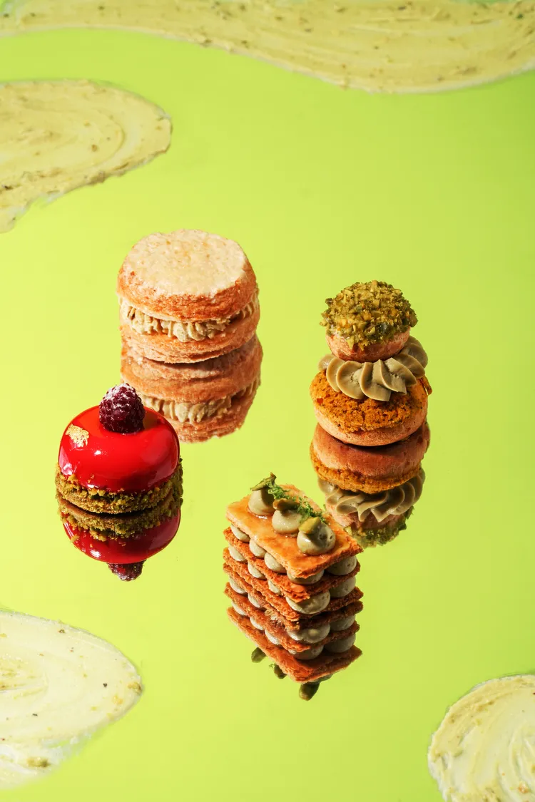 開心果控不可錯過的甜點集合！左起為「開心果草莓凍慕斯蛋糕」、PISTA CIAO「冰心厚餡焙茶開心果達克瓦茲」、「開心果卡士達拿破崙派」、「開心果白巧克力修女泡芙」。業者提供