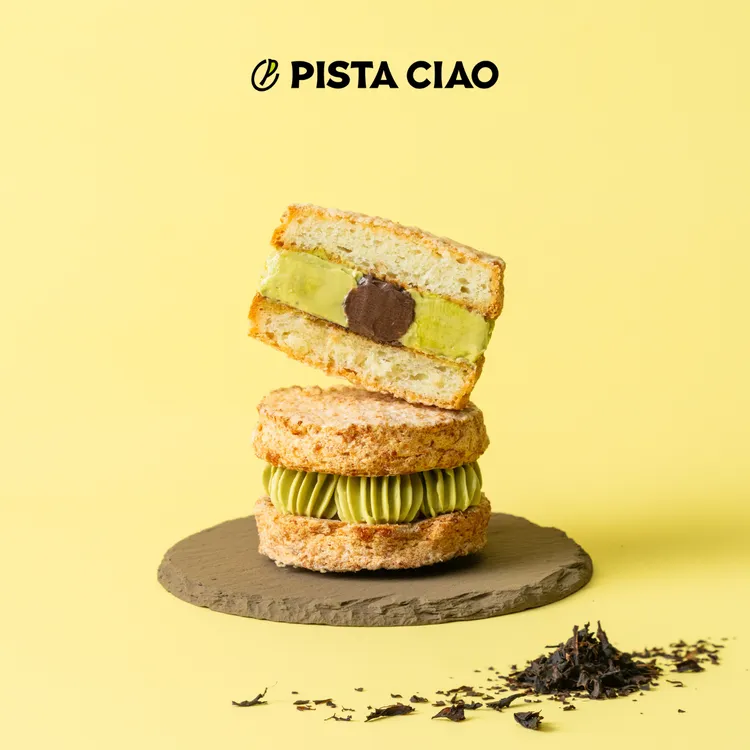 PISTA CIAO 成熟大人系熱銷單品「冰心厚餡焙茶開心果達克瓦茲」。業者提供