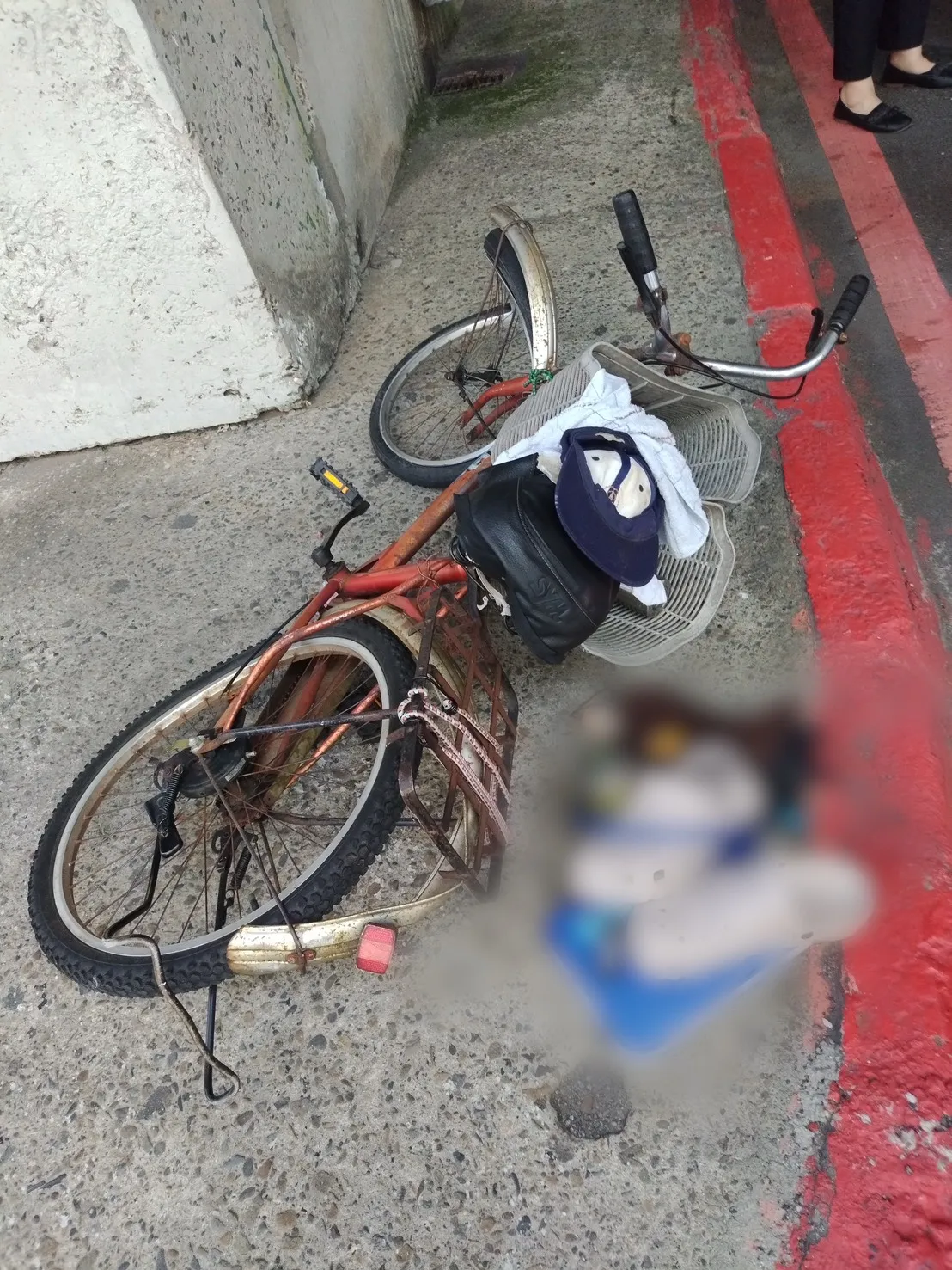 遭撞的自行车。警方提供