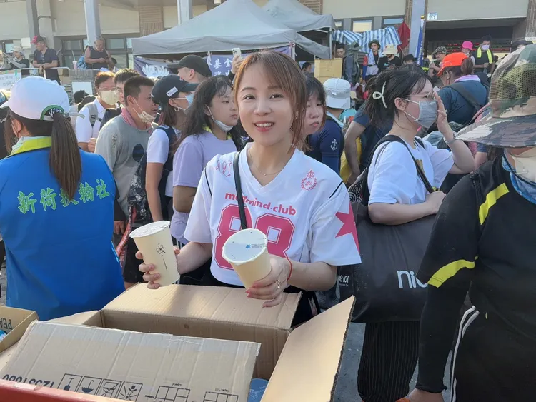 「鏡水設計 UTOPAN ART LAB.」志工準備物資相挺。業者提供