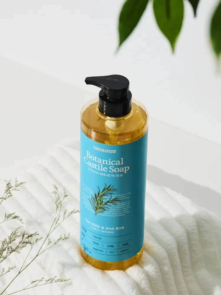 ON THE BODY「茶樹淨化」，散發著清新涼爽的木質香。