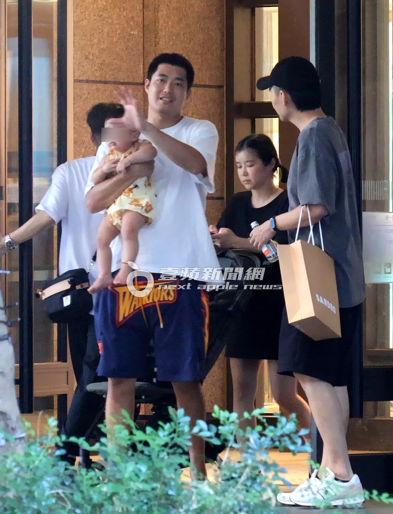李佳颖推著娃娃车,跟在老公及友人后面。特勤中心摄