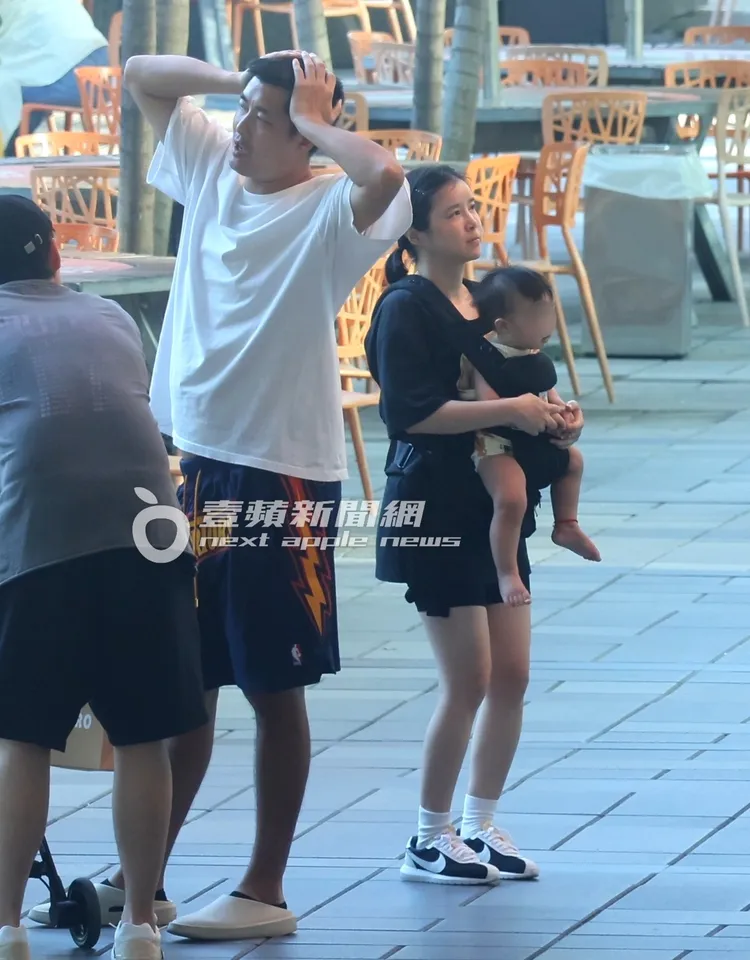 李佳穎背著兒子和老公阿力走到附近「繼光香香雞」買吃的。特勤中心攝