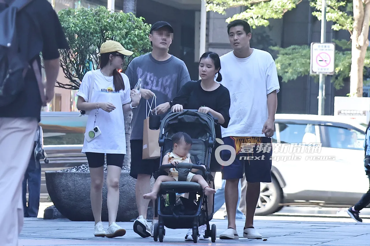 李佳颖夫妇(右)和情侣档友人double date。特勤中心摄