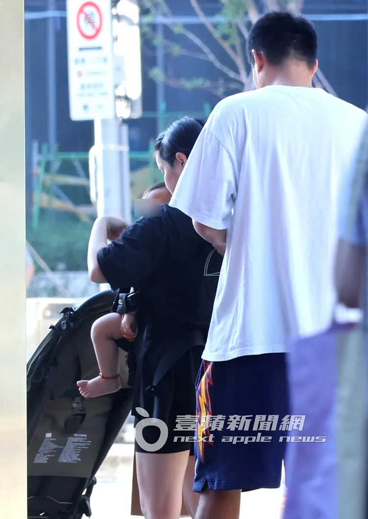 阿力幫李佳穎扣上背帶。特勤中心攝