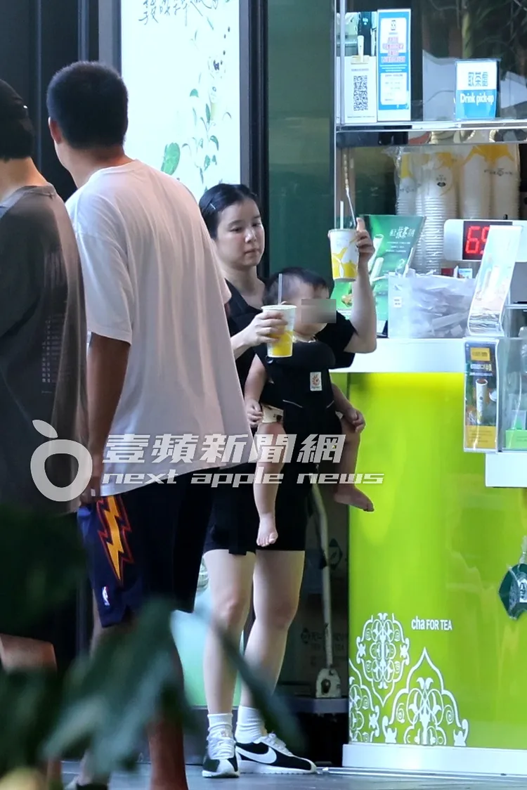 李佳穎再到一旁買2杯天仁茗茶。特勤中心攝