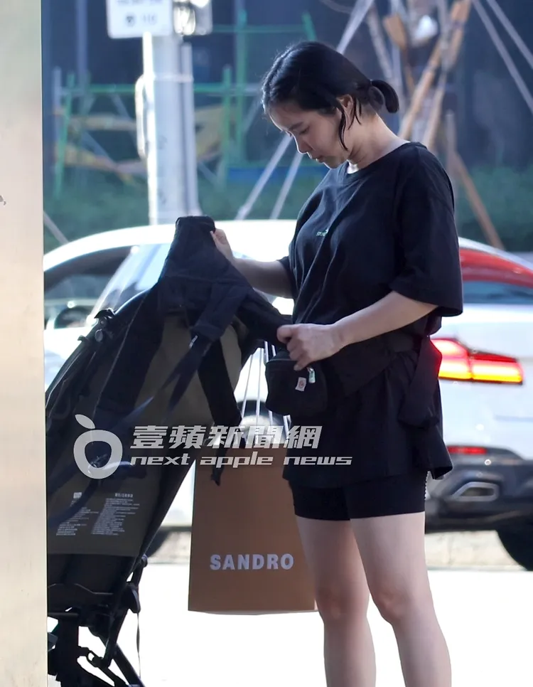 李佳穎熟練將嬰兒背帶的扣具扣上。特勤中心攝