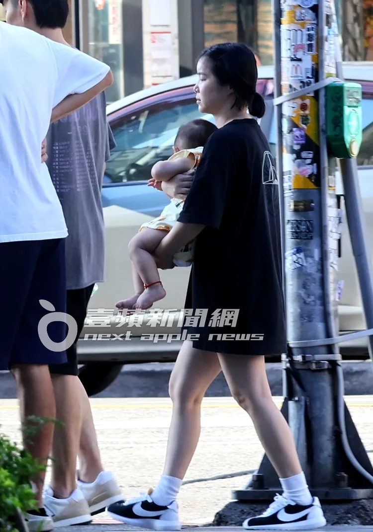 李佳穎打算將兒子又又背在胸前。特勤中心攝