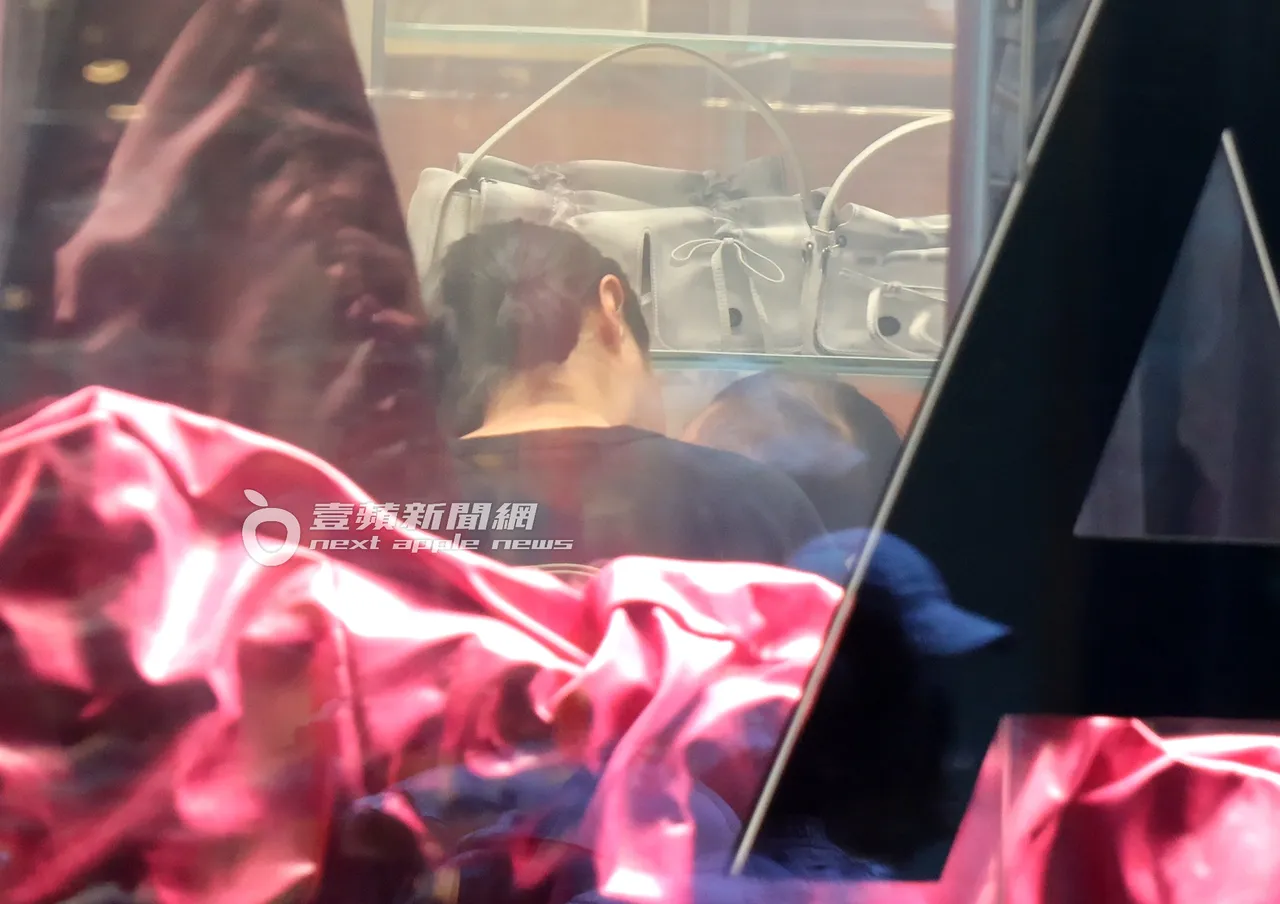 李佳颖逛潮流服饰店,一边抱著宝贝儿子陪他玩耍。特勤中心摄