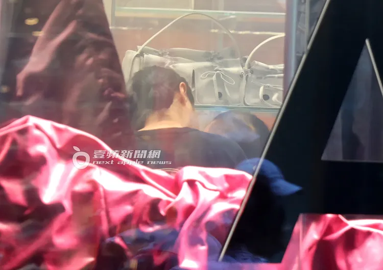 李佳穎逛潮流服飾店，一邊抱著寶貝兒子陪他玩耍。特勤中心攝