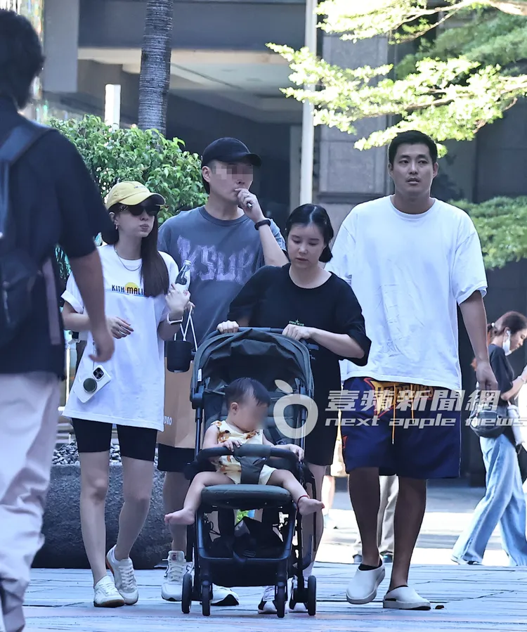 李佳穎（右二）將兒子放回娃娃車，推著他繼續逛街。特勤中心攝