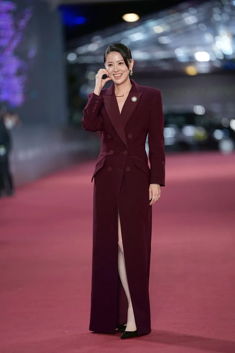 林予晞身穿一套酒紅色的西裝式長禮服梳上帥氣的俐落髮型走紅毯。娛樂中心攝