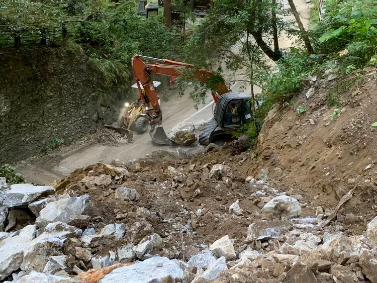 工程人員以怪手進入崩塌區開挖導流。林保署花蓮分署提供