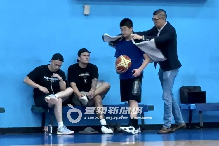 國民黨副主席連勝文時常陪伴兒子打籃球，幫他擦汗披毛巾。特勤中心攝