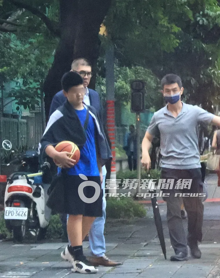 《壹蘋新聞網》曾直擊，連勝文昔日陪伴兒子打球溫馨接送。特勤中心攝