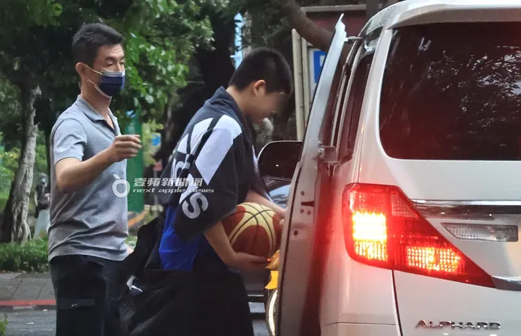 連勝文昔日接送兒子的235萬元起白色Toyota Alphard豪華商旅車，如今已經賣掉。特勤中心攝