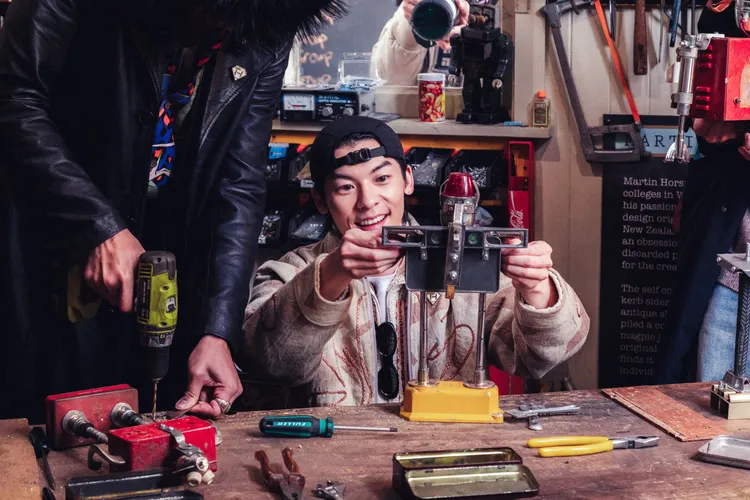 許光漢製作機器人。出去一下提供