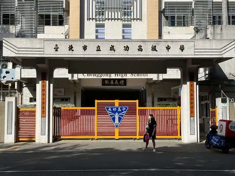 成功高中昨晚保险丝烧毁导致全校停电,台电连夜抢修,今上午校园全面复电,晚自习如常进行。资料照片