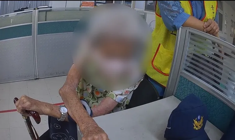 警方趕往站牌協助阿嬤。翻攝畫面