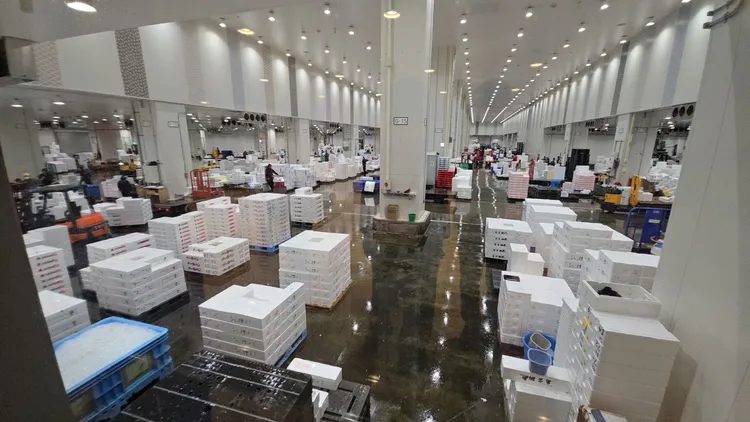 基隆市長謝國樑赴日取經，前往豐州市場、築地場外市場考察，作為未來推動基隆崁仔頂魚市的轉型與活化參考。市府提供