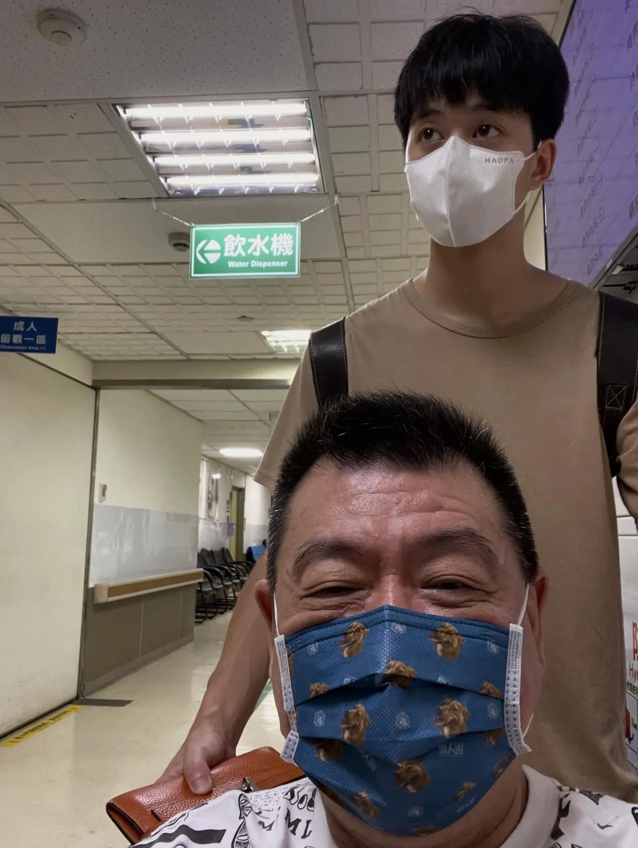 孙德荣在儿子陪同下到三总看医生。翻摄孙德荣脸书