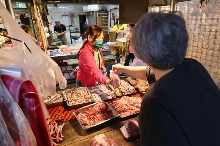 全台猪只禁运、禁宰,台北市祭出减租政策,减轻摊商压力。庄宗达摄