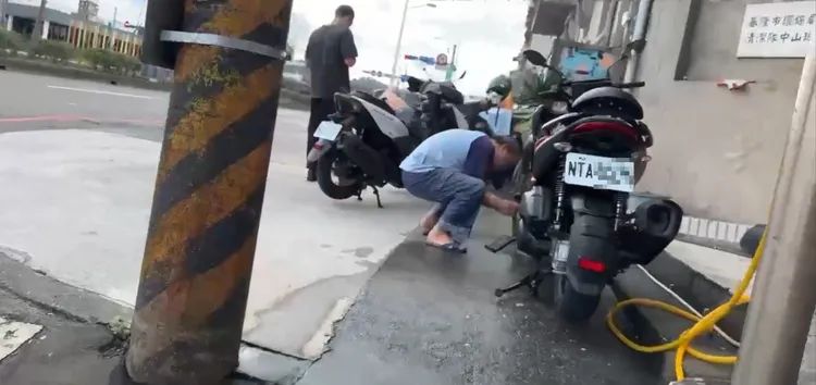 近日有民眾向《壹蘋新聞網》爆料表示，中山清潔隊的陳姓班長多次在加班期間清洗私人車輛。民眾提供